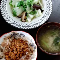 おかか納豆ごはんと白菜としいたけの炒め物|きつねさん