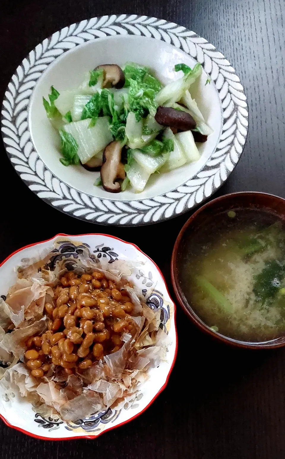 おかか納豆ごはんと白菜としいたけの炒め物|きつねさん