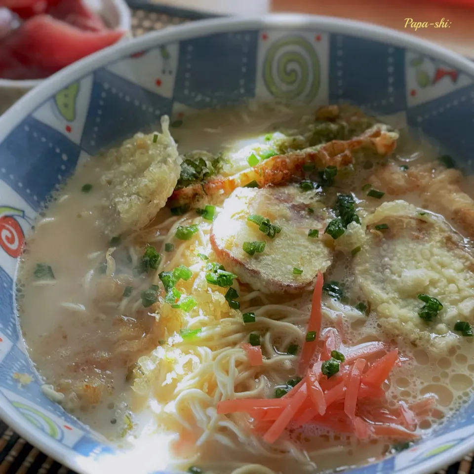 ガッツリだってヘルシーじゃん！豚骨天ぷらラーメン🍜🍤|パパ氏さん