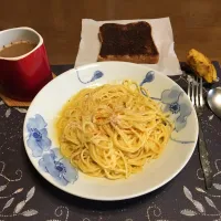 カルボナーラ、焼きチョコ風トースト、ホットコーヒー、バナナ(昼飯)|enarinさん