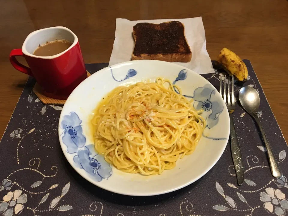 カルボナーラ、焼きチョコ風トースト、ホットコーヒー、バナナ(昼飯)|enarinさん