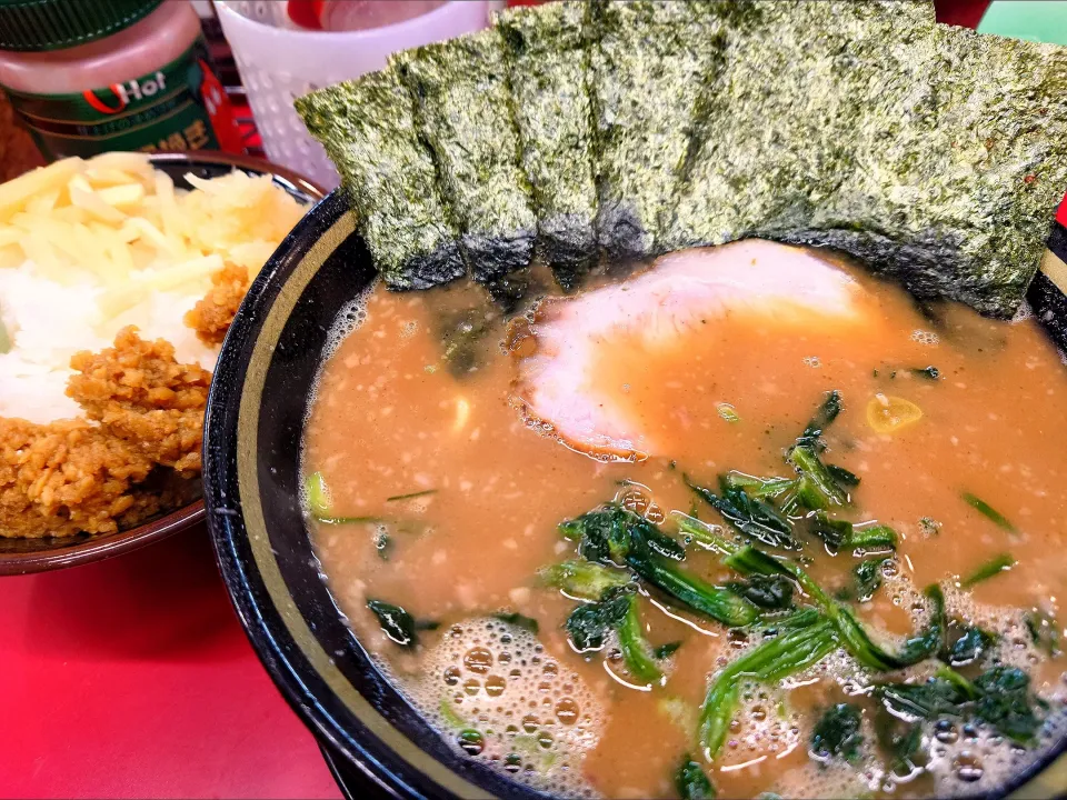 【食べログ TOP 5000】 
IEKEI _ TOKYO 王道家直系 
ラーメン (900円、麺柔らかめ/ 味すごく薄め/油少なめ) 
－麺少なめ 
＋海苔 (5枚、麺少なめサービス)    ＋ライス (150円) 
@末広町2分 
(JR御徒町駅から徒歩5分)
24321 (349,595)|大脇さん