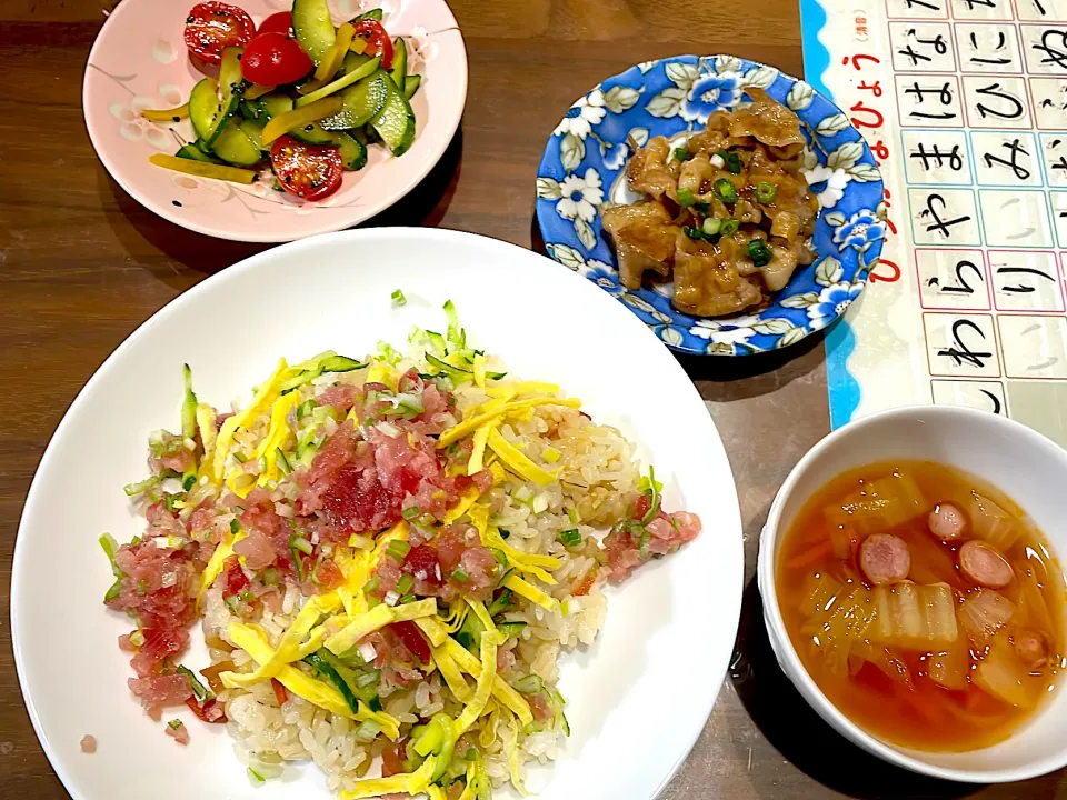 ちらし寿司　白菜のトマトスープ　豚バラ甘辛炒め　ミニトマトときゅうりのたくあん入り和え物|おさむん17さん