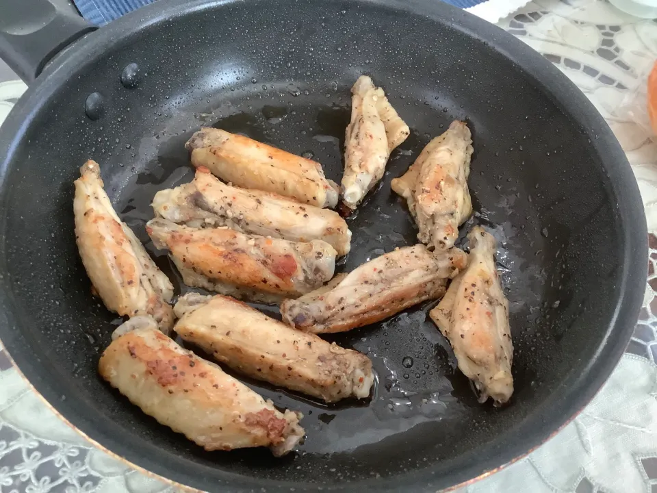 鶏の手羽先スパイシーソース焼き😋|アライさんさん