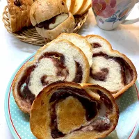 つむじ風のあん食パン🍞とバケット🥖|ピヨまるさん