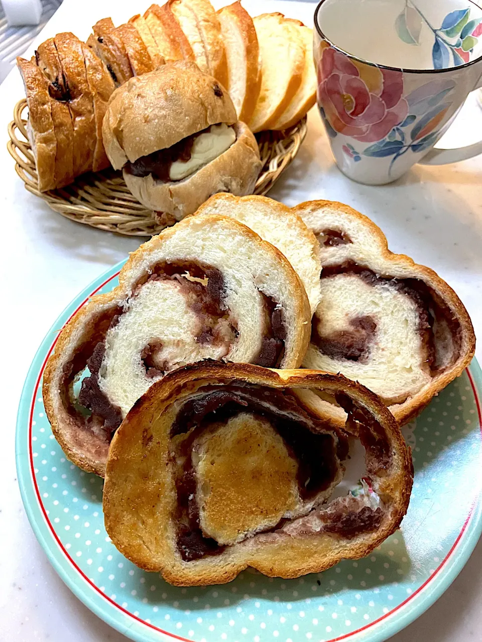 つむじ風のあん食パン🍞とバケット🥖|ピヨまるさん