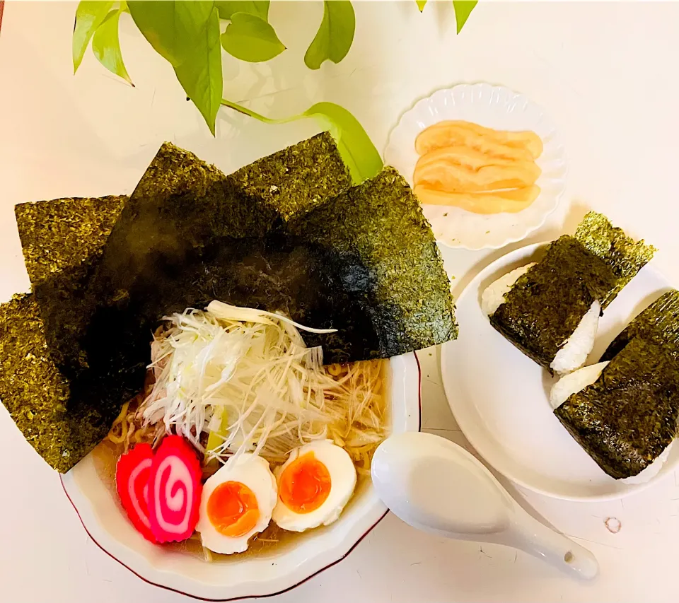 今日の最強パワフル幸せ朝ごはん^ - ^白髪ネギラーメン🍜おにぎりセット🍙|HAMI69さん