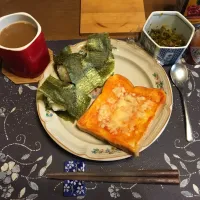 わさびふりかけと塩昆布の混ぜご飯おにぎり、チーズトースト、胡麻高菜漬け、ホットコーヒー(朝ご飯)|enarinさん