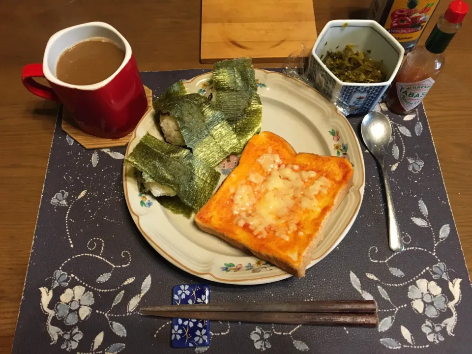 わさびふりかけと塩昆布の混ぜご飯おにぎり、チーズトースト、胡麻高菜漬け、ホットコーヒー(朝ご飯)|enarinさん