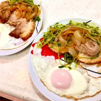 昨日作ったチャーシューの味見　玉ねぎとチャーシューを煮汁で煮詰めて仕上げに豆苗を入れて目玉焼きの横に|Takeshi  Nagakiさん