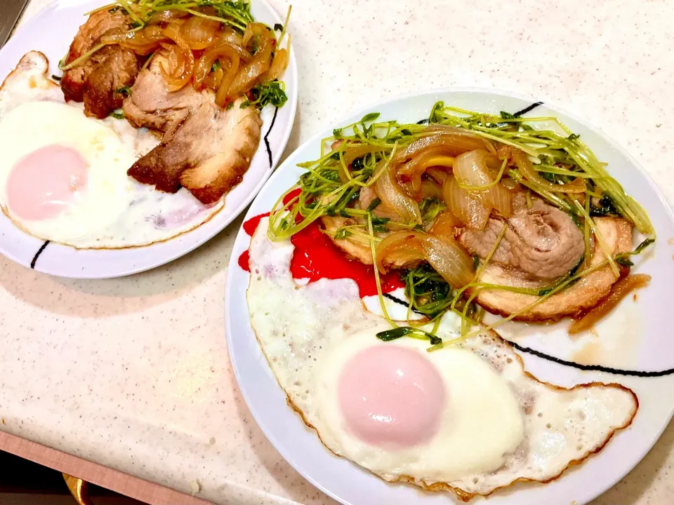 昨日作ったチャーシューの味見　玉ねぎとチャーシューを煮汁で煮詰めて仕上げに豆苗を入れて目玉焼きの横に|Takeshi  Nagakiさん