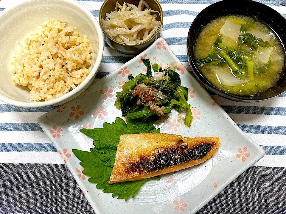 鮭塩焼き、チリメン小松菜のおひたし、大根と大根の葉のお味噌汁、もやしの山椒和え|jackybeanさん