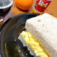 昨日TVで卵サンド観て食べたくなって〜焼きたてふんわり食パンに溢れるくらいの具を挟んで😘|さくたえさん