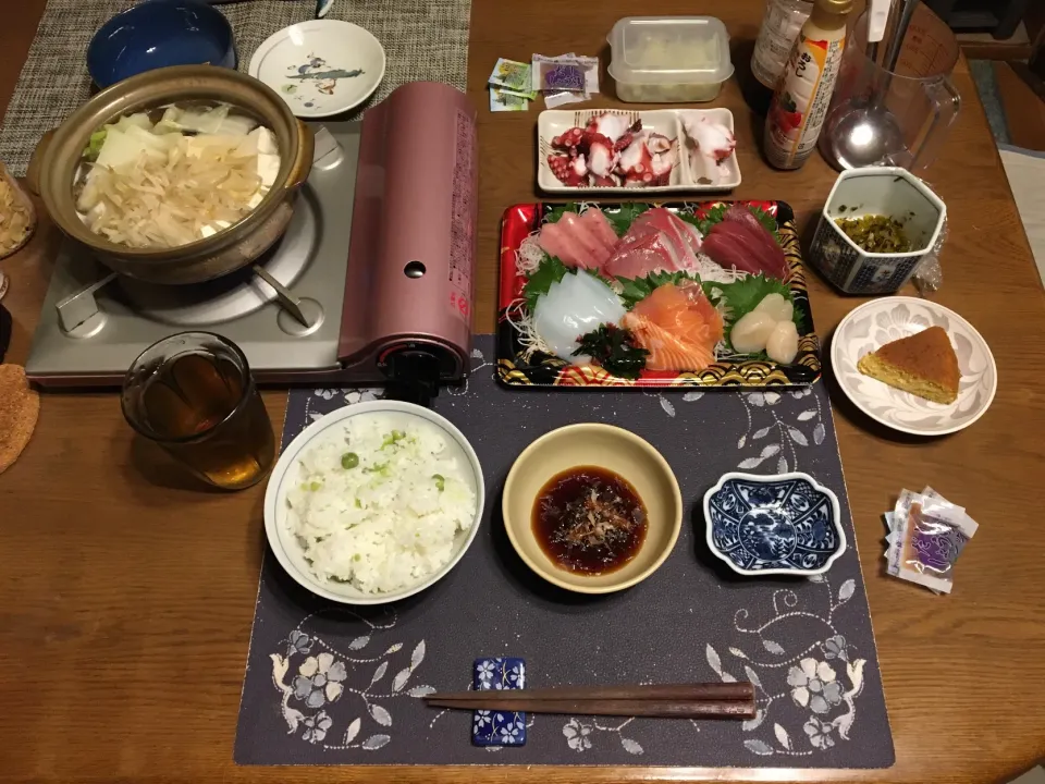 宮野食品さんのしお豆を使った豆ご飯、湯豆腐鍋、刺身盛り合わせ、胡麻高菜漬け、烏龍茶、自家製バナナケーキ、みかん(夕飯)|enarinさん