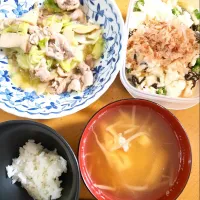 豚肉とエリンギの塩ダレ炒め、豆腐とオクラの塩昆布あえ、もやしと油揚げの味噌汁|さきさん