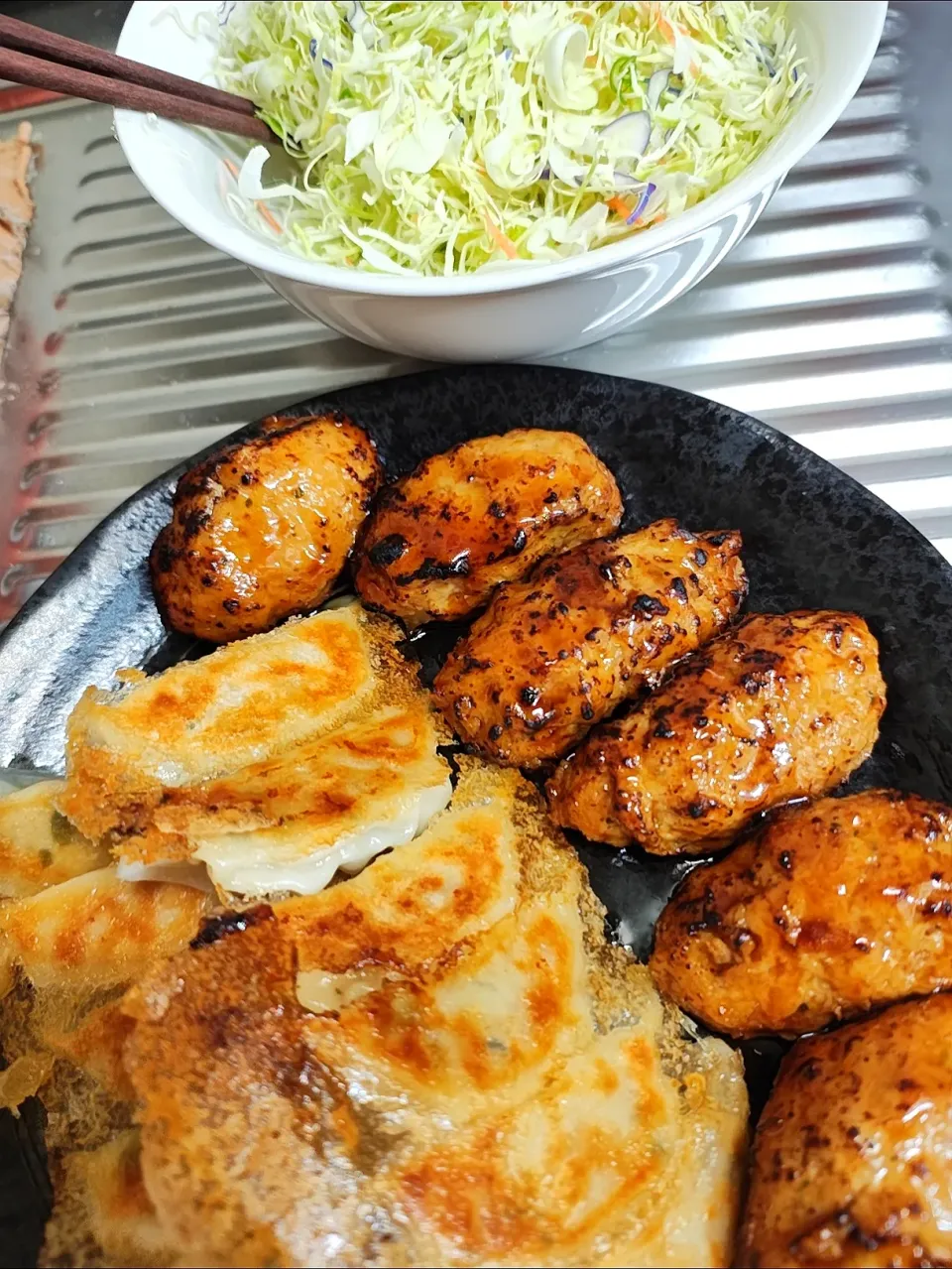 手作り餃子と手作りつくねとキャべ千だよ|時雨さん