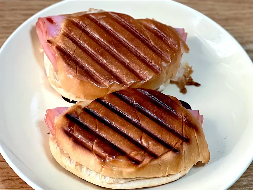 ☆ロールパンでハムチーズホットサンド|まぁたんさん