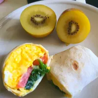 Good morning breakfast soft wrap scrambled eggs tomatoes spinach butter mayo seasalt black pepper ♡ cravings satisfied 😌 😋 Happy 31Dec 2024 💗🤗|🌷lynnlicious🌷さん