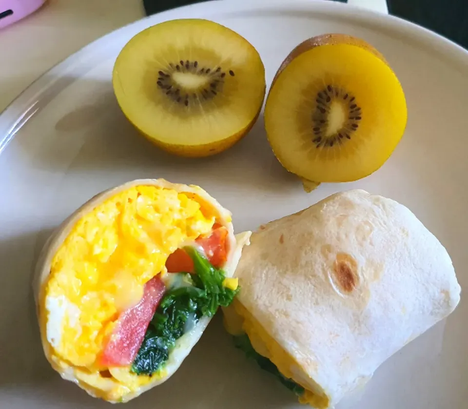 Good morning breakfast soft wrap scrambled eggs tomatoes spinach butter mayo seasalt black pepper ♡ cravings satisfied 😌 😋 Happy 31Dec 2024 💗🤗|🌷lynnlicious🌷さん