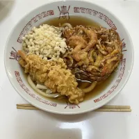 お昼ご飯はー☆年越す前そば。男子→和そば。女子→うどん。今年は麺も、つゆも天ぷらもラムーで完成。| Saharaさん