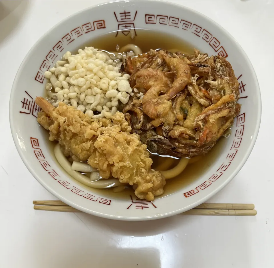 お昼ご飯はー☆年越す前そば。男子→和そば。女子→うどん。今年は麺も、つゆも天ぷらもラムーで完成。|Saharaさん