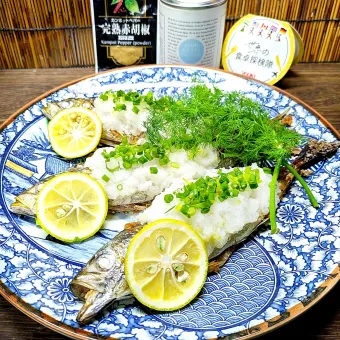 Snapdishの人気料理写真:🌏『世界の食卓探検隊』【鮮度の良い鯵のマヨルカ島の塩焼き  大根おろし乗せ】