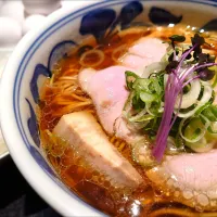 【卓上の高級海苔/生卵 食べ放題】 
駄目な隣人 新宿店 
REGULAR 醤油ラーメン 
（並盛、細麺を選択、1,000円） 
＋土鍋で炊いたご飯 
（大盛、並盛と同料金、200円） 
＋生卵（食べ放題、無料） 
＋日本橋 山本海苔店の 焼き海苔 （食べ放題、無料） 
＋にんべんの鰹節粉
（卓上、無料） 
＠西武新宿1分
24323 (351,995)|大脇さん