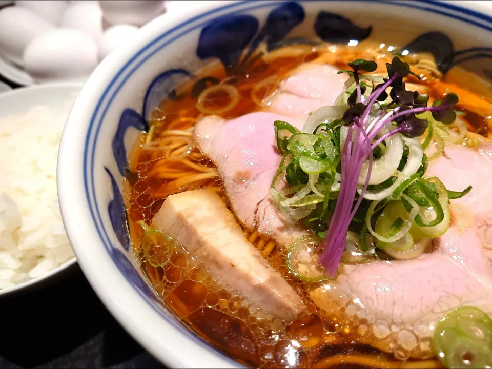 【卓上の高級海苔/生卵 食べ放題】 
駄目な隣人 新宿店 
REGULAR 醤油ラーメン 
（並盛、細麺を選択、1,000円） 
＋土鍋で炊いたご飯 
（大盛、並盛と同料金、200円） 
＋生卵（食べ放題、無料） 
＋日本橋 山本海苔店の 焼き海苔 （食べ放題、無料） 
＋にんべんの鰹節粉
（卓上、無料） 
＠西武新宿1分
24323 (351,995)|大脇さん