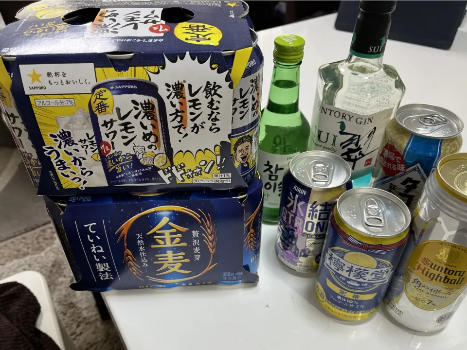 お正月は、基本的に夫婦で酔い潰れ準備してます🤭おつまみもカルパスに茎わかめにカマンベールに生ハムに😆|Saharaさん