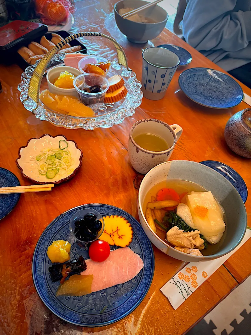 元旦のお雑煮　角焼餅　鶏　牛蒡　花形人参　ほうれん草　末広柚子　葱　御節　数の子鰹醤油漬け　ロースハム　伊達巻　栗金団　黒ぶどう豆　柚子砂糖煮　昆布巻き　きゅうり昆布　お稲荷さん　京抹茶入り煎茶|ch＊K*∀o(^^*)♪さん