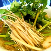 謹賀新麺

【12/31、1/1限定】　　　　　　　　　　　　　　　　　　　　　　　　　　　　
中華そば しながわ 
プレミアム稲庭中華そば 塩味
 (醤油or塩の選択、1,200円) 
＋ セリ増し (200円) 
＋ 煮玉子 (150円)
@要町4分 
(JR池袋駅から徒歩13分)
25001|大脇さん