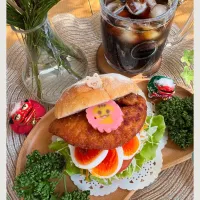 1/1❤︎元旦お昼ごはん🎍
甘辛チキンささみカツサンド🍔

＊ ヤオコープチフランスパン
＊ 甘辛チキンカツ
＊ 半熟たまご
＊ フリルレタス ＊キャベツ＊トマト＊人参|Makinsさん