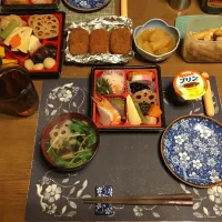 おせち、お煮しめ、数の子、お雑煮、コロッケ、たたきごぼう、チーカマ、烏龍茶、プリン(夕飯)|enarinさん