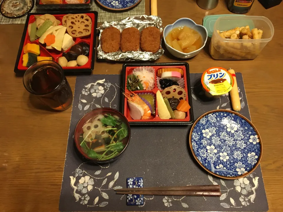 おせち、お煮しめ、数の子、お雑煮、コロッケ、たたきごぼう、チーカマ、烏龍茶、プリン(夕飯)|enarinさん