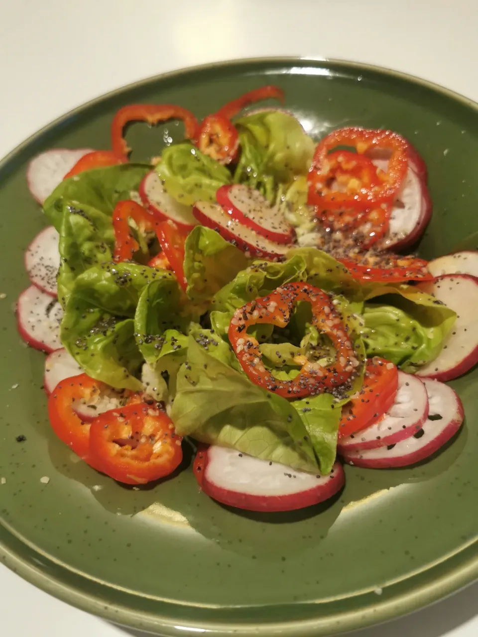 Radish, Kapia Pepper and Lettuce Salad with an Orange Glaze, Topped With Hemp and Poppyseeds|Liviaさん