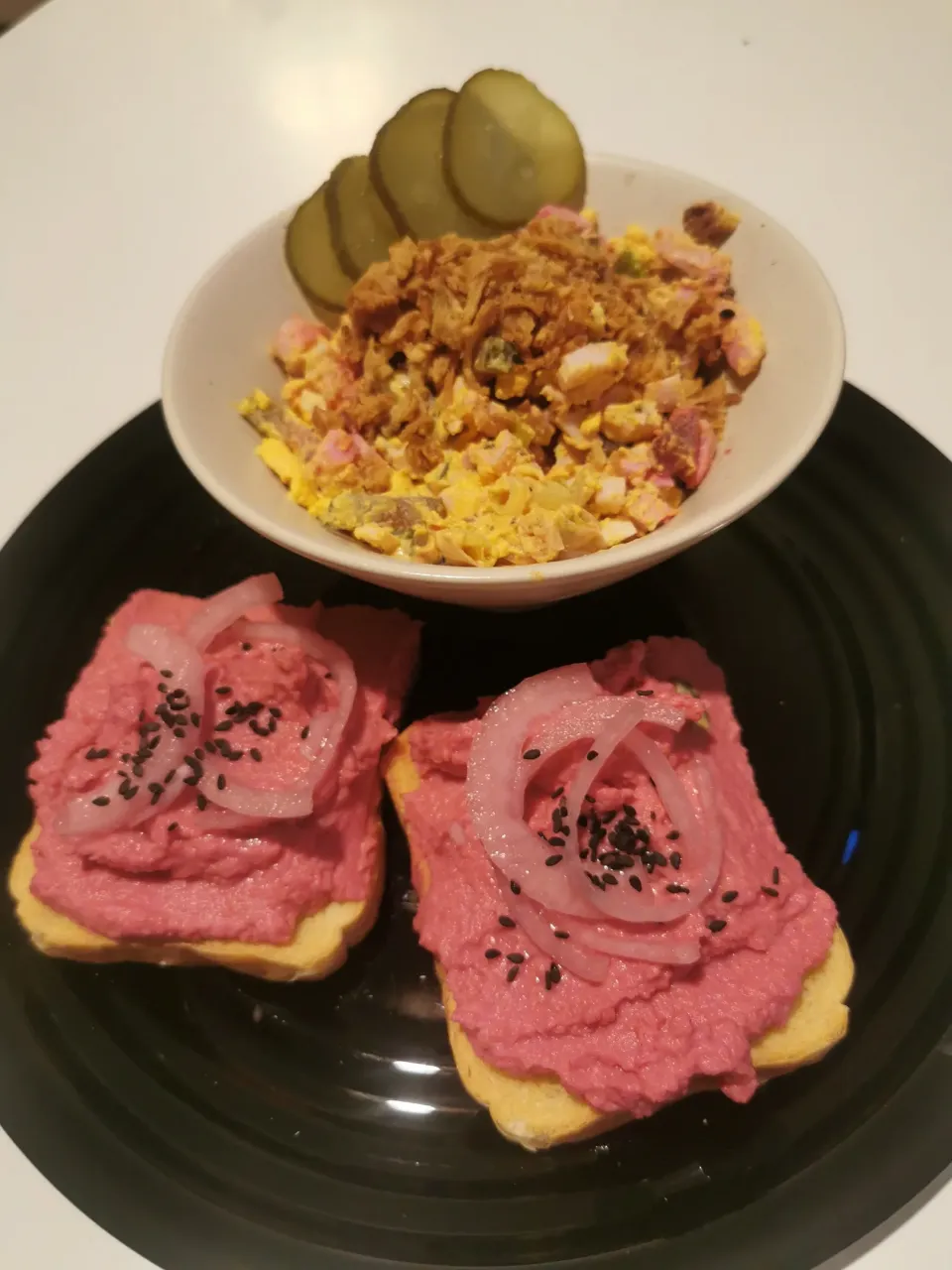 Beetroot Hummus and Egg Salad|Liviaさん