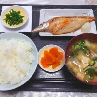 今日の朝ごはん（ごはんにカマスの開き、納豆、舞茸と豆腐のみそ汁、麦みそ漬）|Mars＠釜飯作り研究中さん