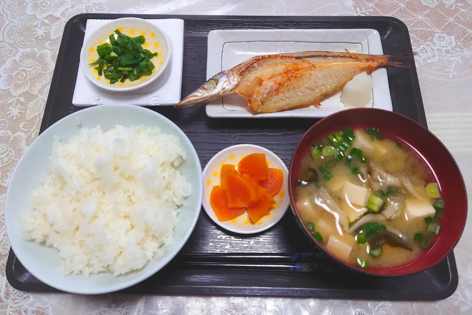 今日の朝ごはん（ごはんにカマスの開き、納豆、舞茸と豆腐のみそ汁、麦みそ漬）|Mars＠釜飯作り研究中さん