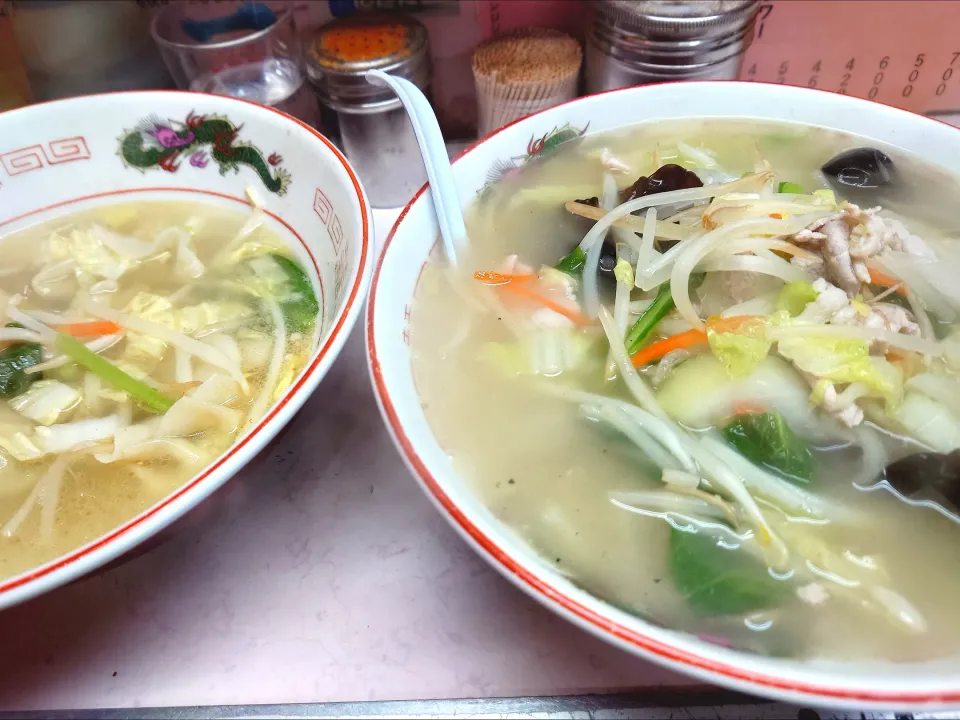 【1946年創業】 
岐阜屋 
タンメン（630円） 
＋水餃子（500円） 
@新宿4分 思い出横丁 
25002|大脇さん