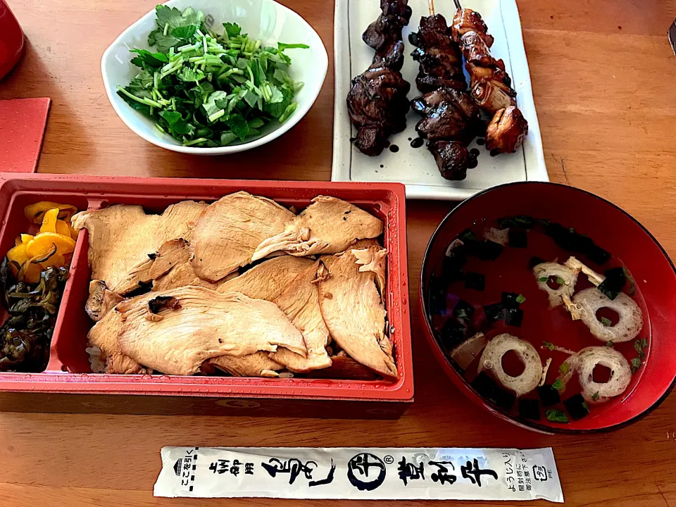 初詣からの #昼飯　登利平竹弁当、ミツバ沢山お吸い物、焼き鳥|ms903さん