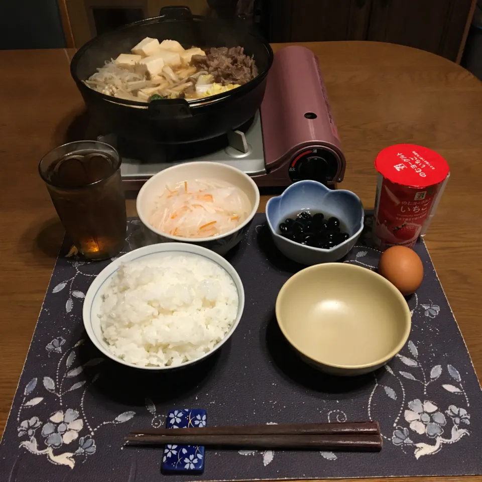 ご飯、すき焼き風鍋、黒豆、なます、烏龍茶、７プレミアム のむヨーグルト いちご(夕飯)|enarinさん