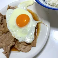 今朝の朝ご飯♫〜豚焼肉と目玉焼き〜|Yoshihiro Andoさん