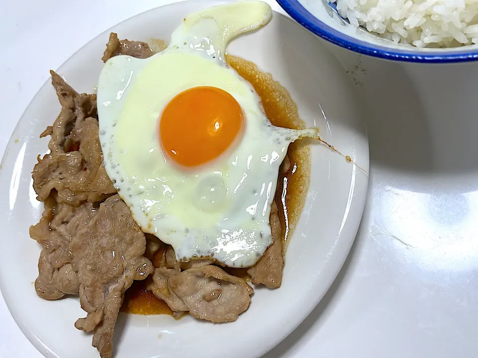 今朝の朝ご飯♫〜豚焼肉と目玉焼き〜|Yoshihiro Andoさん