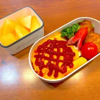 冬休みお弁当(オムライス、からあげ、ウインナー、ブロッコリー、トマト、夕張メロン)| cocomikaさん