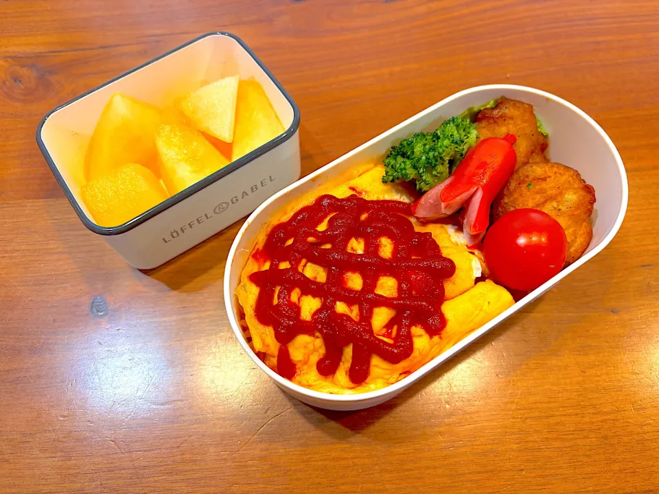 冬休みお弁当(オムライス、からあげ、ウインナー、ブロッコリー、トマト、夕張メロン)|cocomikaさん