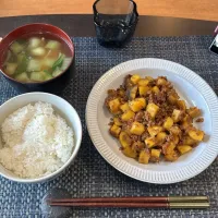 サツマイモとひき肉のそぼろ炒め・小松菜と玉葱の味噌汁