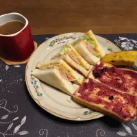 トーストサンドイッチ、カシスジャムトースト、ホットコーヒー、バナナ(朝ご飯)|enarinさん