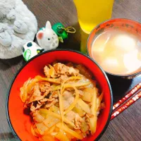 牛丼、里芋と豆腐の味噌汁|サトリさん