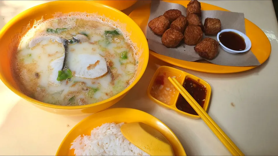 fish soup rice with fried prawns meat rolls 😋|🌷lynnlicious🌷さん