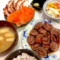 始まりました　おっさんご飯　刺身　砂汁　サラダ　20穀米|ひげおやじさん